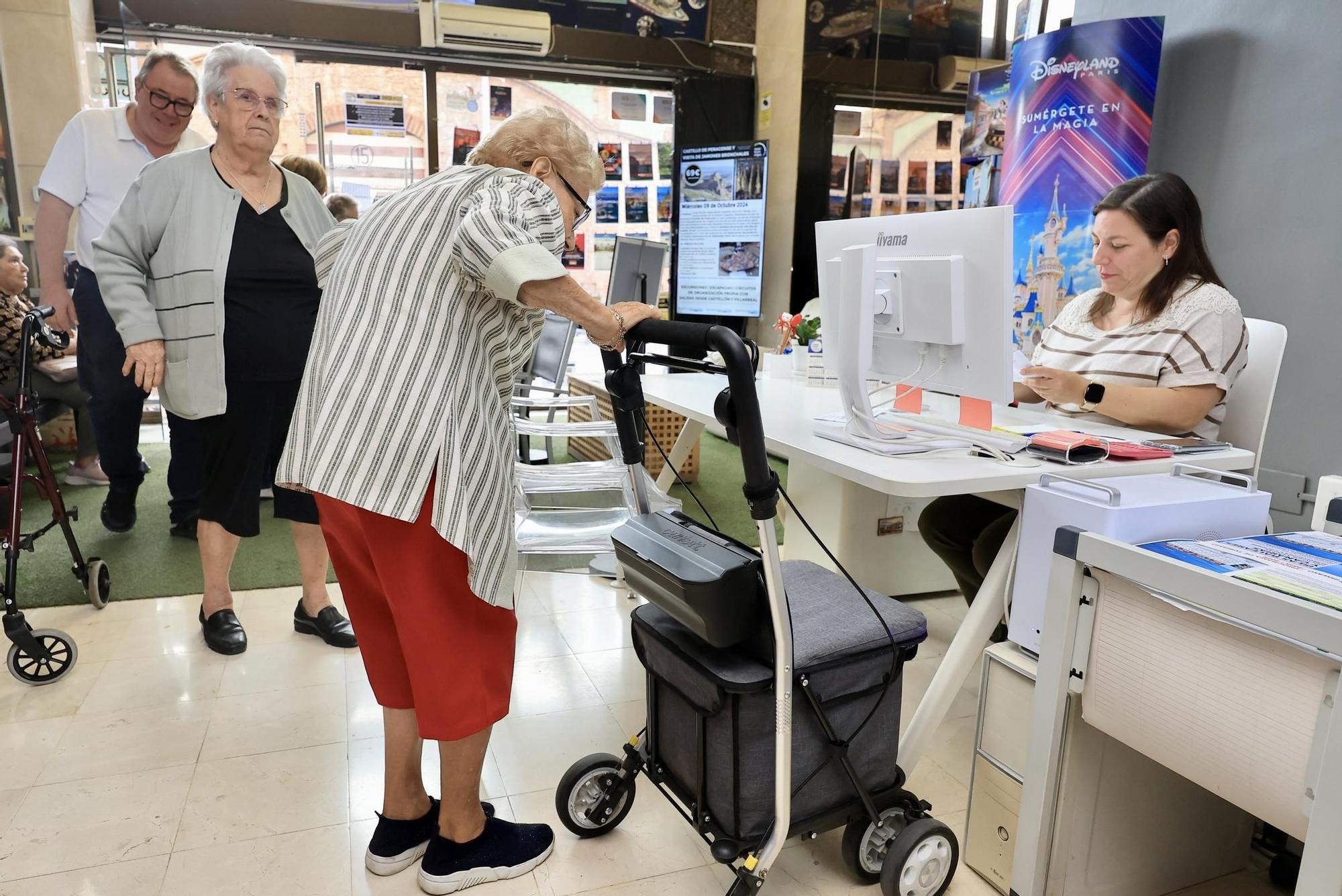 Alud de jubilados en las agencias de Castellón para 'cazar' un viaje del Imserso