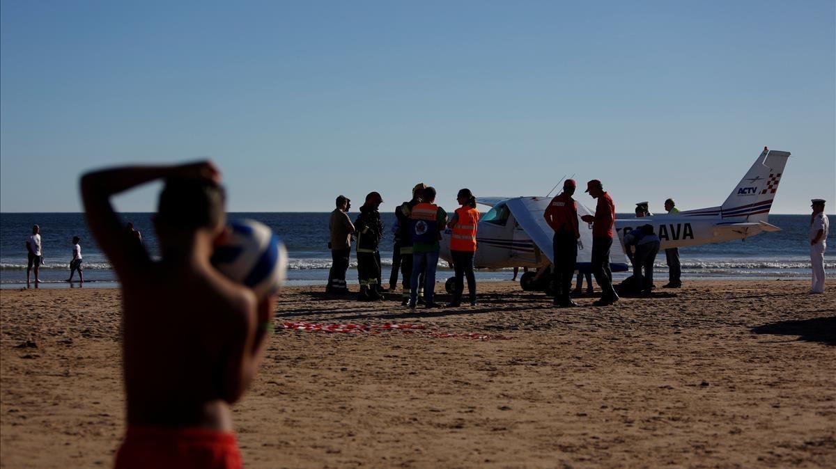 abertran39533261 a plane landed in sao joao beach  killing two people  in cos170803092542