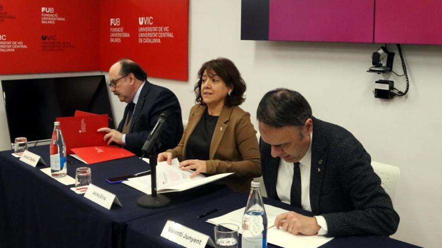 El rector de la UVic-UCC, Josep Eladi Baños, l&#039;alcaldessa de Vic Anna Erra, i l&#039;alcalde de Manresa Valentí Junyent