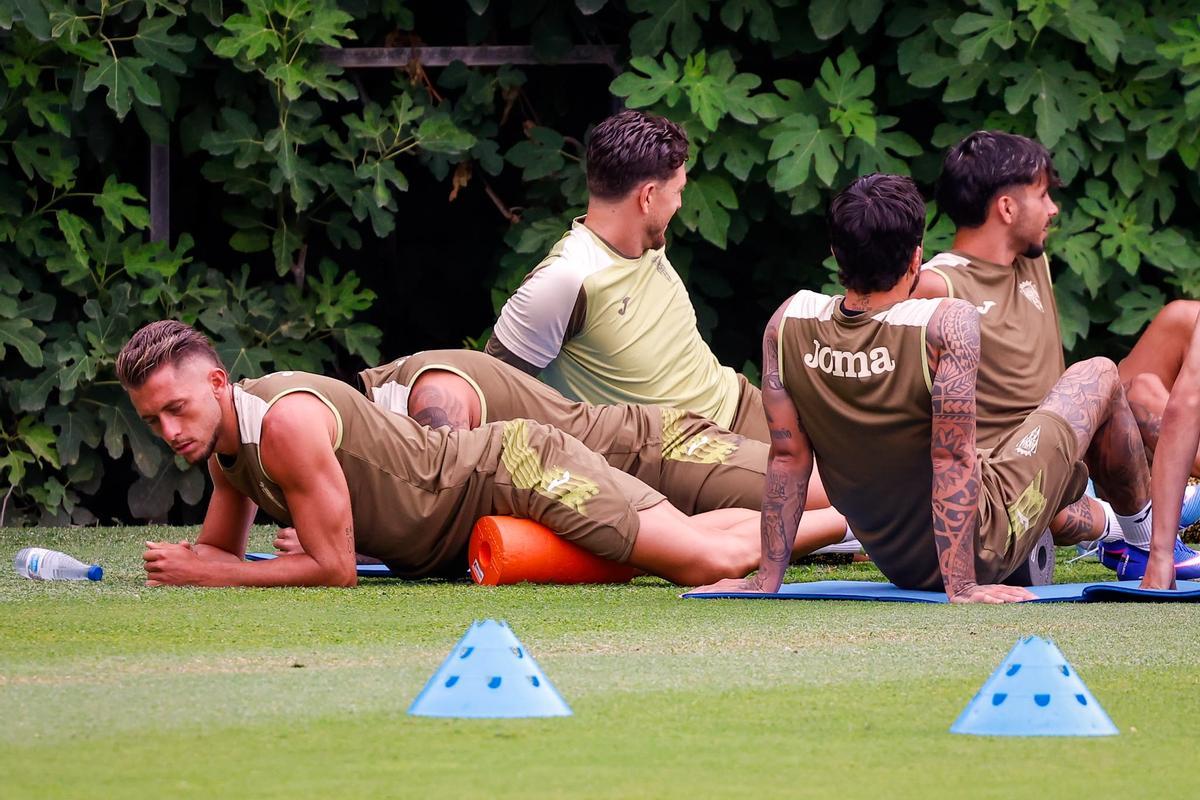Cientos de aficionados asisten al tercer entrenamiento del Córdoba CF