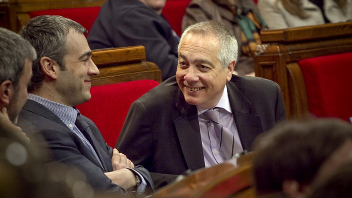 Pere Navarro sonríe, durante un pleno del Parlament.