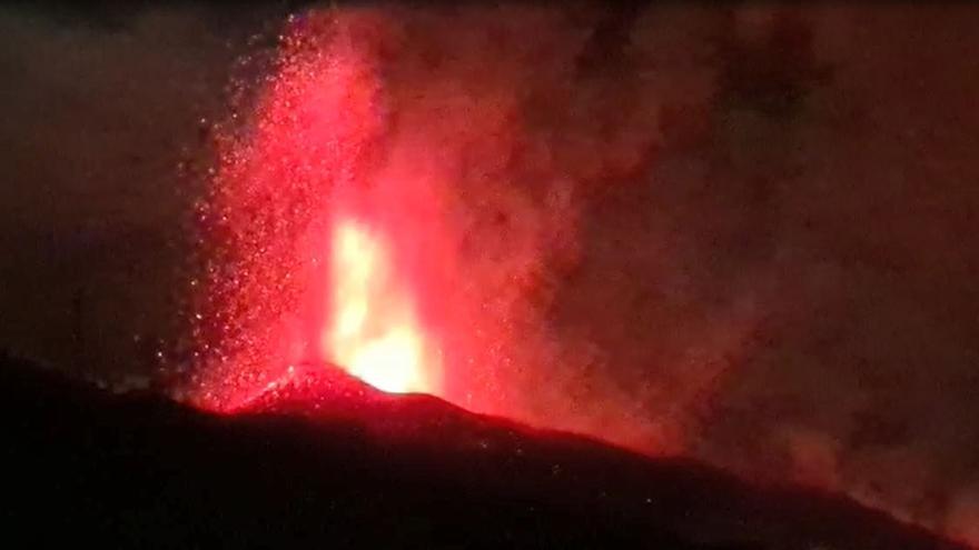 El volcán de La Palma ruge en su segunda noche de erupción