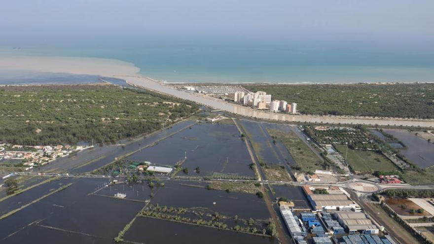 Guardamar retirará 30.000 metros cúbicos de sedimentos de la desembocadura del Segura tras la riada