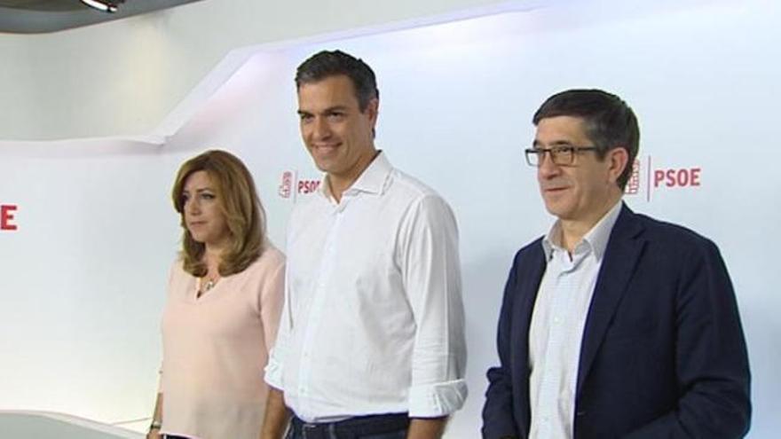 Pedro Sánchez posa con sus dos rivales tras ganar las primarias socialistas