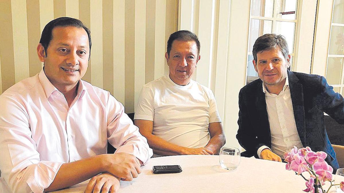 Anil Murthy y Peter Lim, junto al entonces director general del club Mateu Alemany, en 2018.