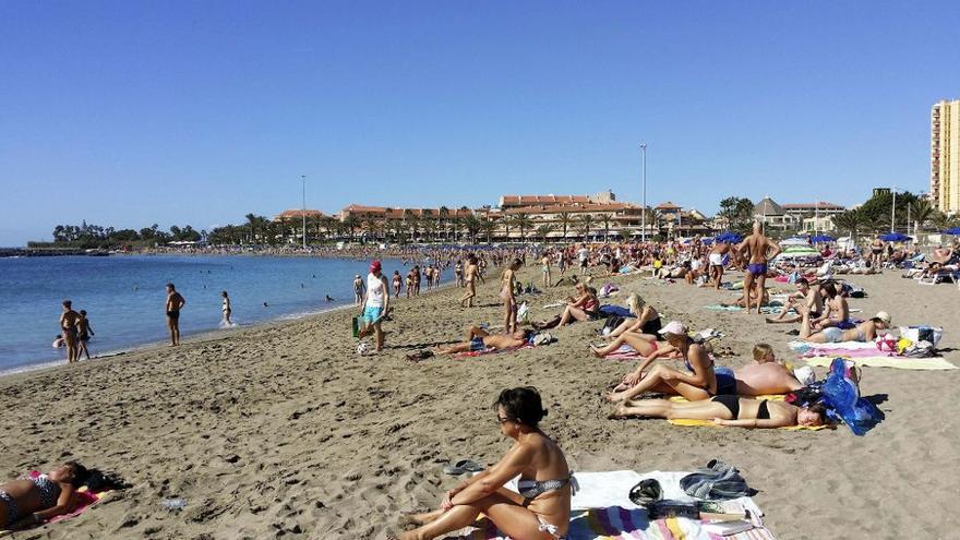 Una playa del Sur de Tenerife, en una imagen de archivo.