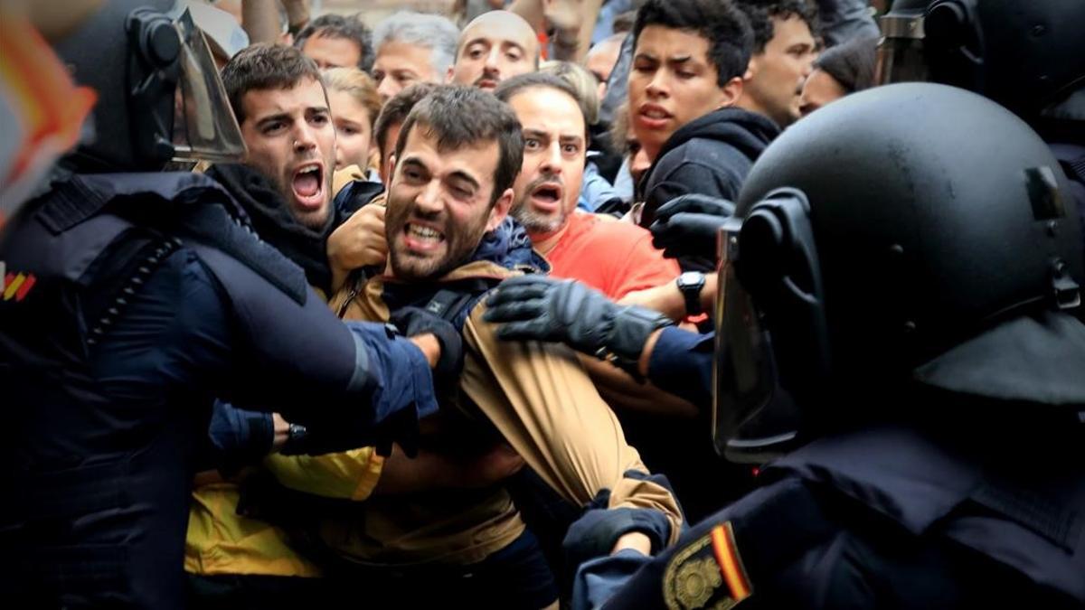 Barcelona 01 09 2017 referendum 1-O policia nacional en la escola ramon llull Foto Ferran Nadeu