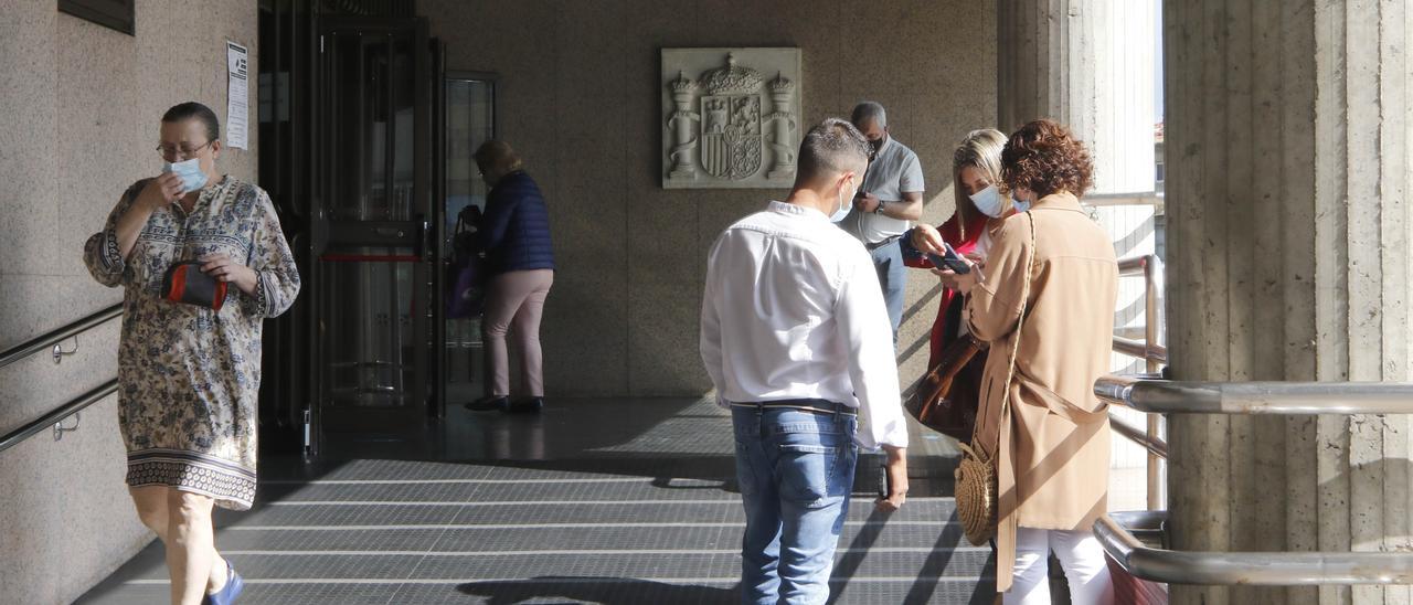 Acceso al edificio viejo de los juzgados, donde está el tribunal de lo Mercantil. // FdV