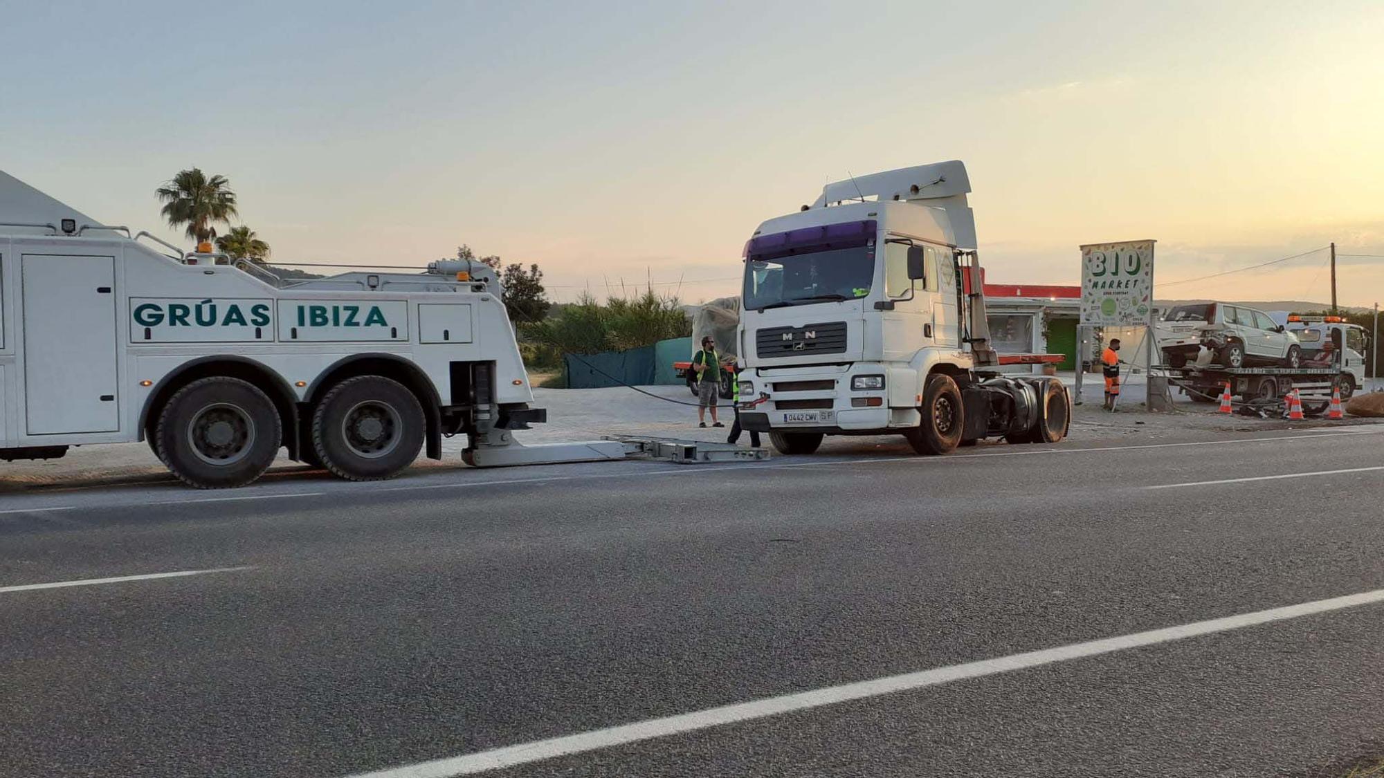 Una mujer queda atrapada en su coche en Ibiza tras chocar con un camión