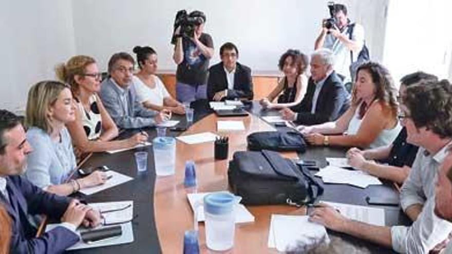 El conseller Negueruela se reunió ayer con los grupos políticos del Parlament.