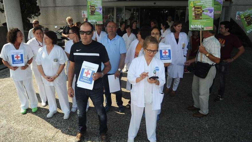 La concentración de trabajadores ante el Hospital Comarcal do Salnés. // Iñaki Abella