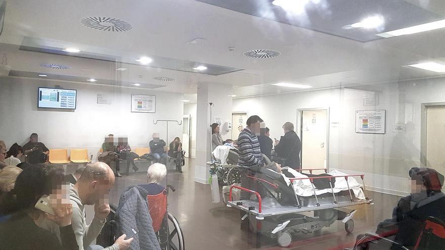 Numerosos pacientes volvían a congregarse en Urgencias a última hora de la tarde. // FdV