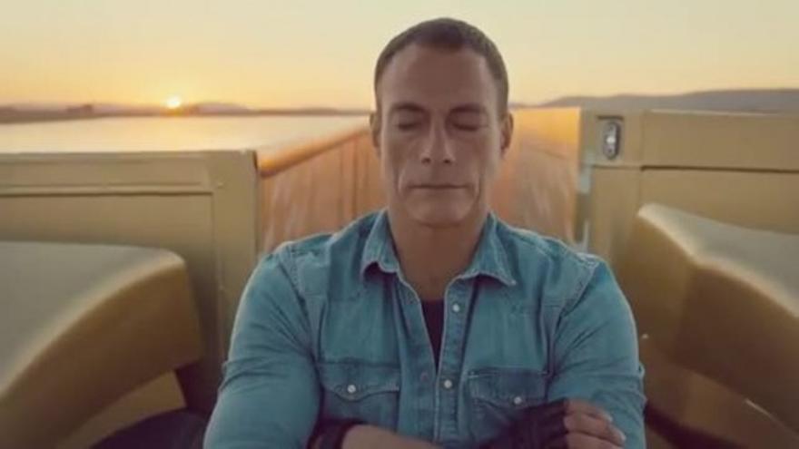 Van Damme pone a prueba su elasticidad para Volvo Trucks