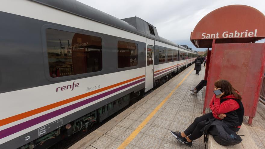 Los cercanías entre Alicante y Murcia, cortados durante más de dos horas por la caída de un árbol a la vía