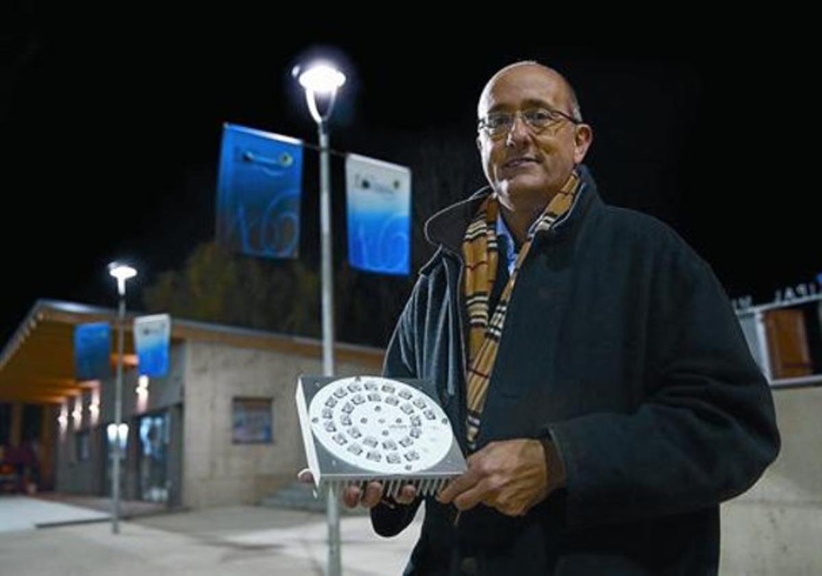 Santi Capella, amb una placa de leds per a il·luminació. Santi Capella, amb una placa de leds per a il·luminació.