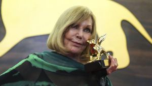 Kim Novak recibe el León de Oro a su Trayectoria durante la 82 edición del Festival de Cine de Venecia