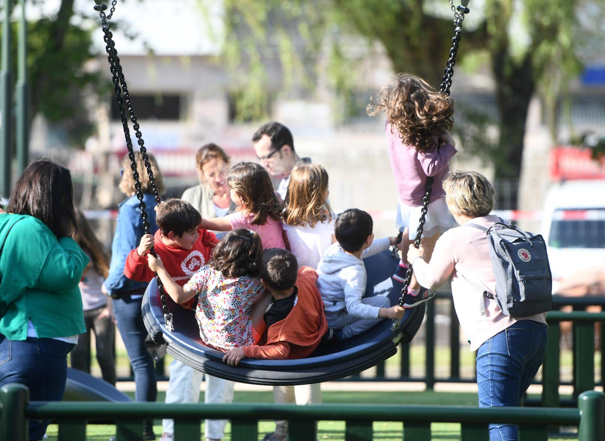 Imagen de archivo de un grupo de menores con sus madres en un parque infantil.