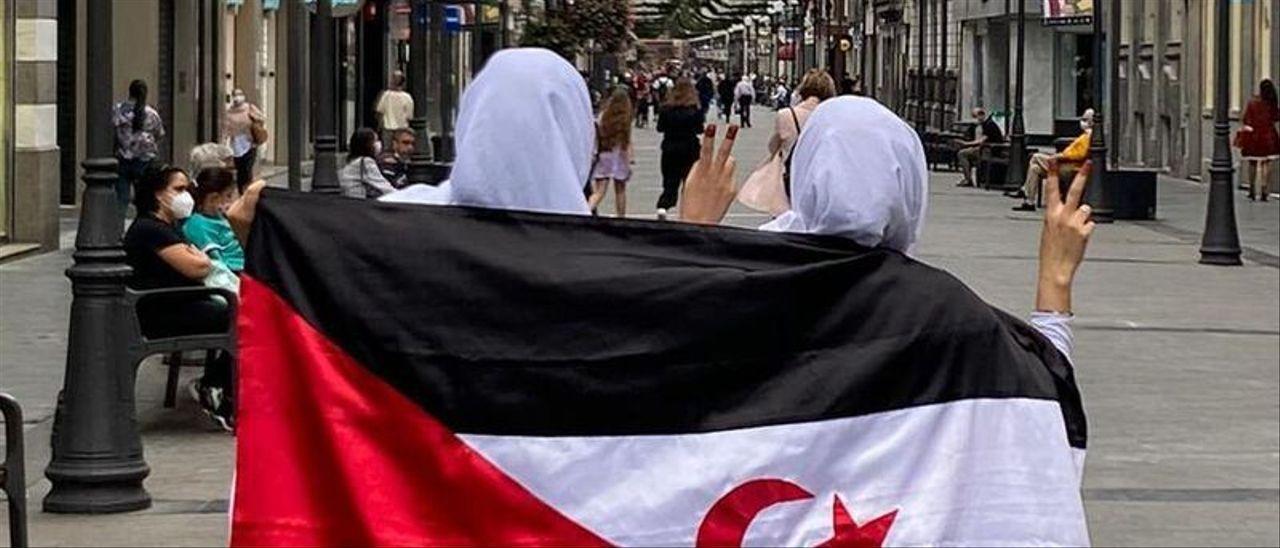 Jalida Mohamed-Lamin junto a una amiga en la calle Triana, en la capital grancanaria.