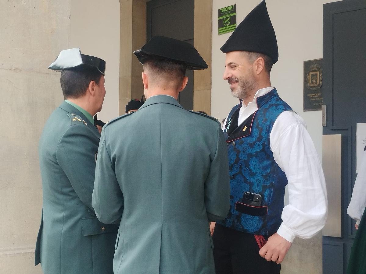 El alcalde de Siero, Ángel García, este martes, en la fiesta de Güevos Pintos, con dos agentes de la Guardia Civil.