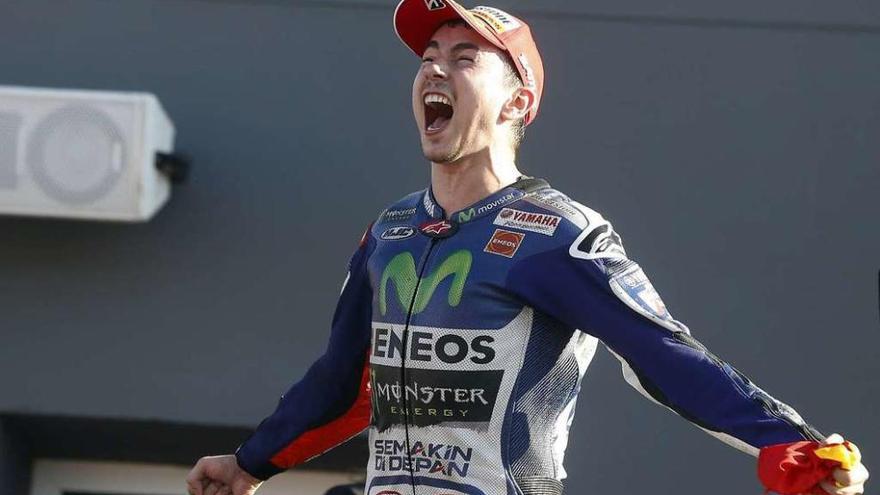 Jorge Lorenzo celebra el título mundial y su triunfo en el Gran Premio de la Comunidad Valenciana.