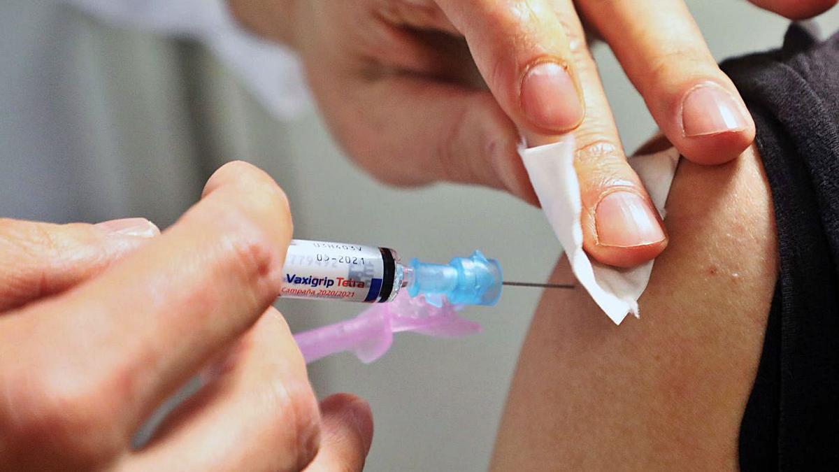 Un sanitario administra una vacuna contra la gripe en la campaña pasada. |   // XOÁN ÁLVAREZ