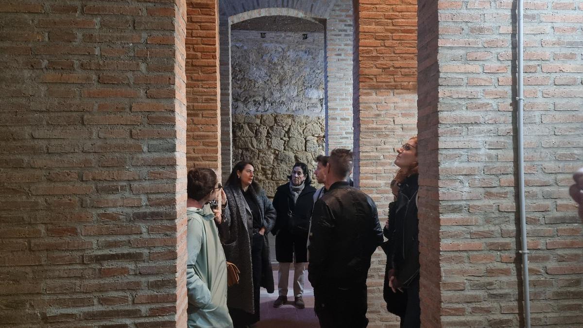 La visita también permitió conocer la planta baja del Arco del Postigo, segundo recinto amurallado de la ciudad.