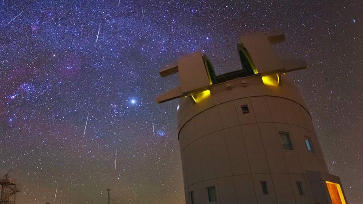 Gemínidas sobre el Telescopio OGS (ESA), en el Observatorio de El Teide, en diciembre de 2012.