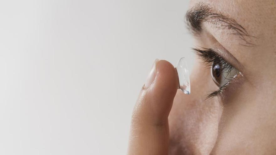 El Clínic atiende alrededor de 40 urgencias al verano por el mal uso de las lentillas