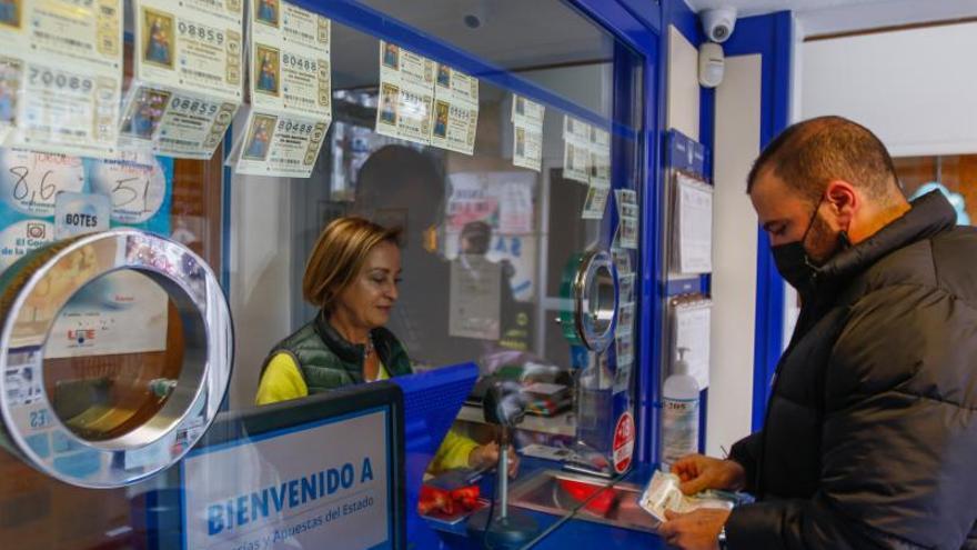 La administración de lotería de plaza de Galicia, ayer. |   // IÑAKI ABELLA