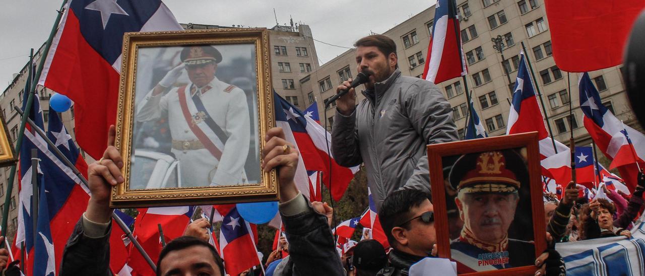Manifestación en apoyo al dictador chileno Augusto Pinochet, este sábado, frente al Palacio de La Moneda, en Santiago.