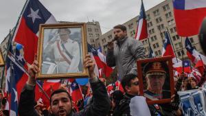 Manifestación en apoyo al dictador chileno Augusto Pinochet, este sábado, frente al Palacio de La Moneda, en Santiago.