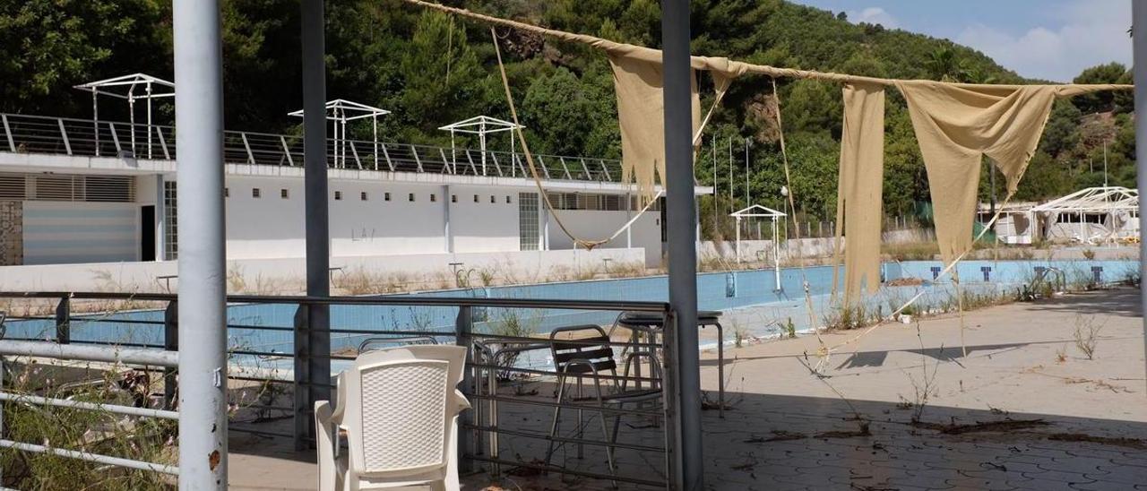 Estado de abandono en el que se encuentra la piscina, cerrada desde 2019.