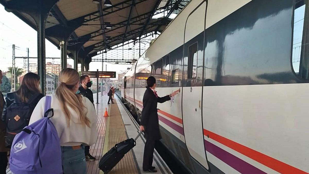 Los viajeros zamoranos afectados toman el tren en Valladolid.
