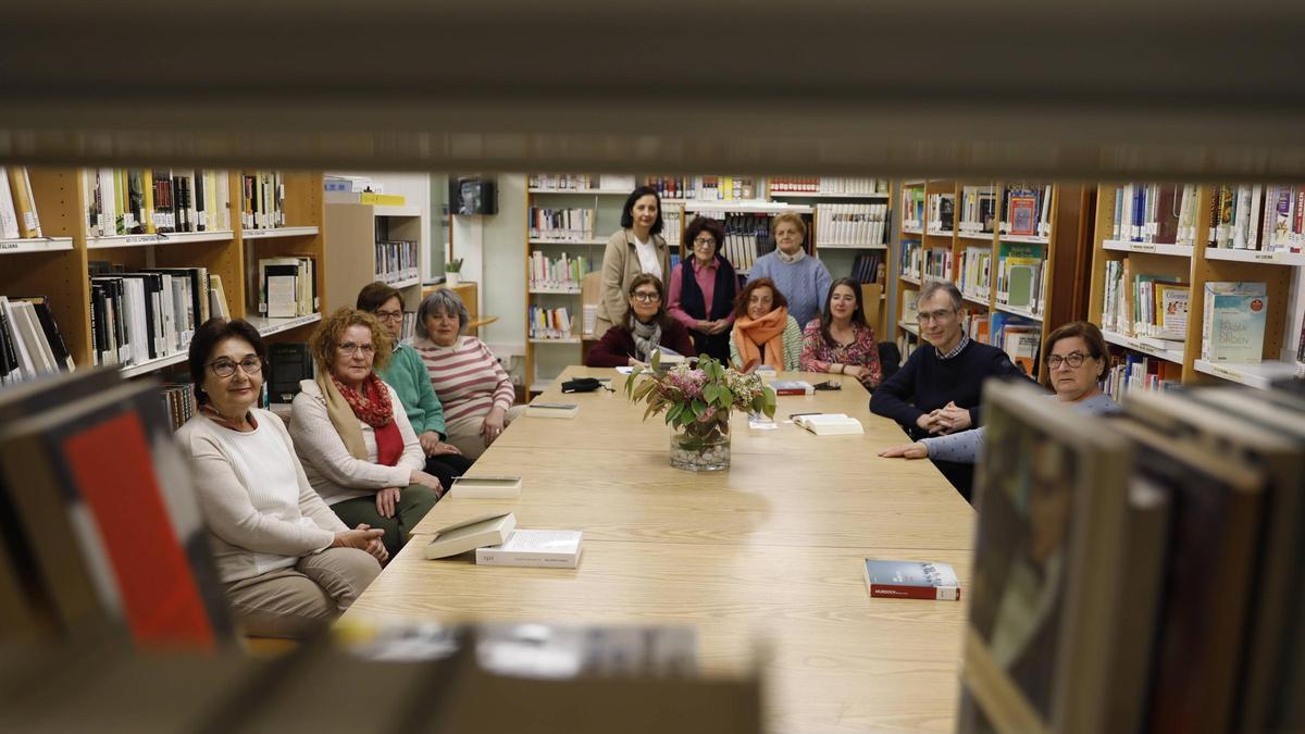 Integrantes del club de lectura en la reunión celebrada ayer.