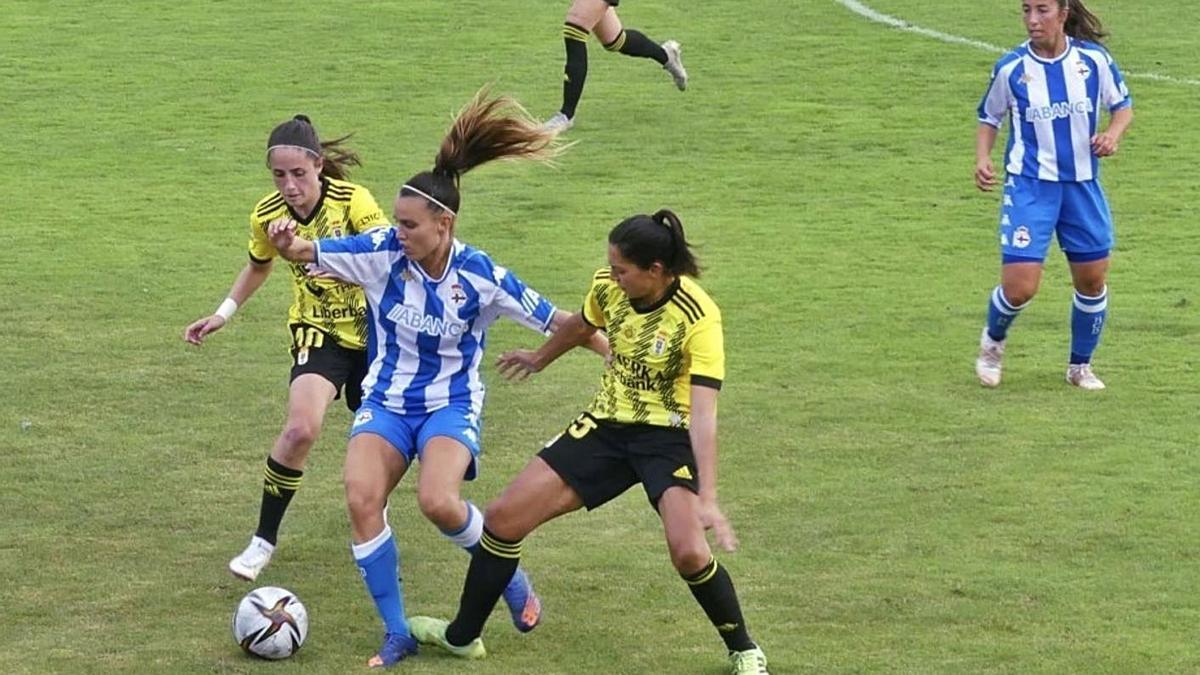 Jone protege el balón ante dos jugadoras del Oviedo. |  // RCD