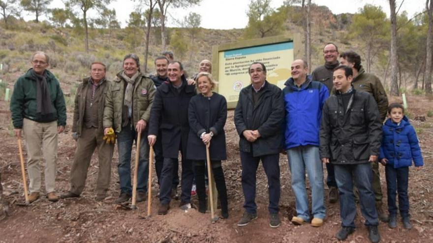 La consejera y los sardineros posan en Sierra Espuña.