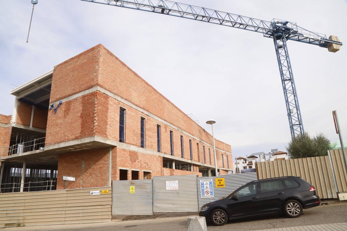 A.J.GONZÁLEZ CÓRDOBA El delegado del Gobierno, Adolfo Molina, y el alcalde de Córdoba, Adolfo Molina, acompañados de la delegada territorial de Salud y Consumo, María Jesús Botella, realizan una visita a las obras de construcción del nuevo centro de salud de El Naranjo-Mirabueno CONSTRUCCIÓN TRABAJO TRABAJADORES