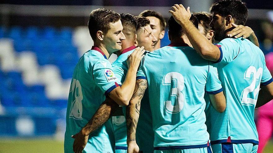 El Levante UD celebra un gol, ayer.