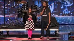 La dolça veu d’Aaralyn O’Neil canvia completament a dalt de l’escenari del concurs de talents americà.