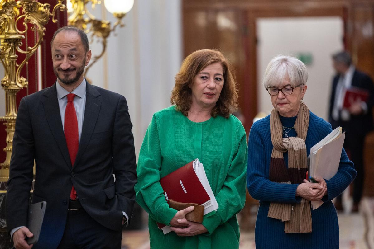 (I-D) El vicepresidente de la Mesa del Congreso, Alfonso Rodríguez de Celis, la presidenta de la mesa del Congreso, Francina Armengol y la secretaria segunda de la Mesa del Congreso, Isaura Leal Fernández, a su llegada a la reunión de la Mesa del Congreso de los Diputados, a 9 de diciembre de 2025, en Madrid (España). 09 DICIEMBRE 2025 Ananda Manjón / Europa Press 09/12/2025. ALFONSO RODRÍGUEZ GÓMEZ DE CELIS;FRANCINA ARMENGOL;ISAURA LEAL;Ananda Manjón