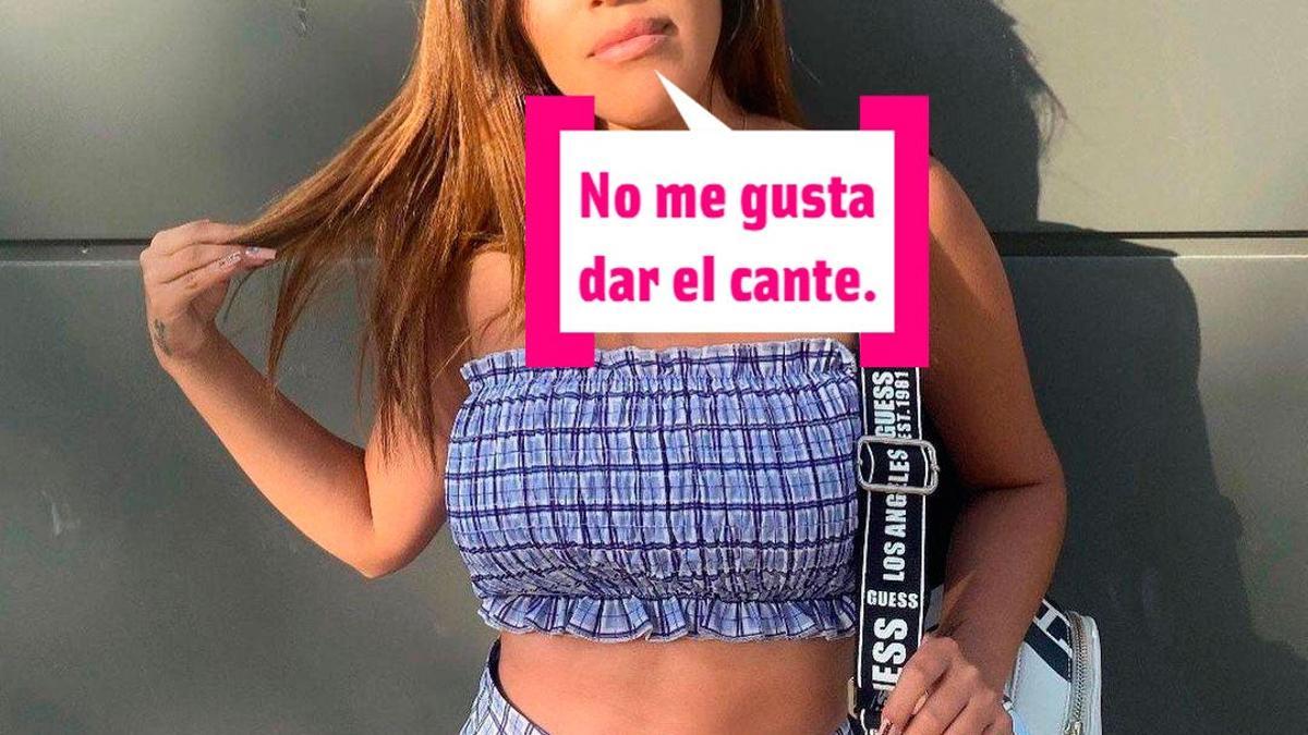 Isa P posando para su Instagram con top y pantalones con estampado de cuadros