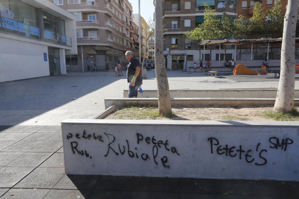 Desperfectos en la plaza de Francesc Cantó