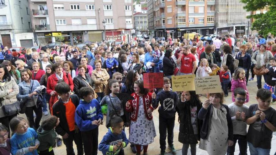 La protesta organizada ayer en el parque de La Laguna de El Entrego.