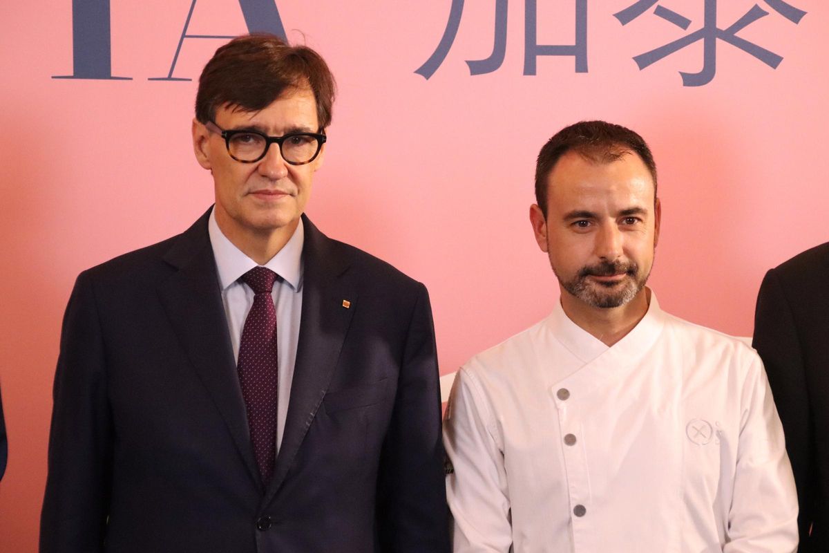 El president de la Generalitat, Salvador Illa, y el chef de Disfrutar Eduard Xatruch, en China.