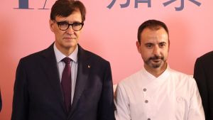 El president de la Generalitat, Salvador Illa, y el chef de Disfrutar Eduard Xatruch, en China.