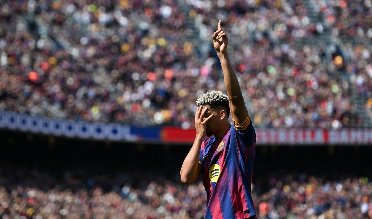 Araujo celebrando su gol con la cabeza en la primera parte durante el partido de liga entre el FC Barcelona y el Rayo Vallecano en el Camp Nou.