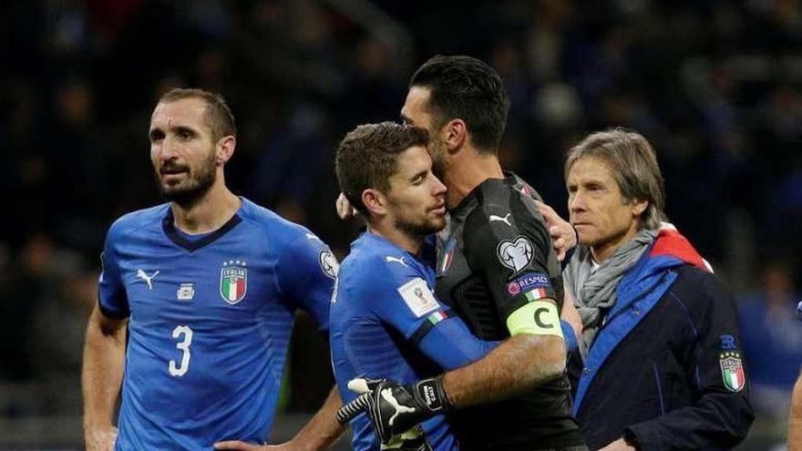 Barzagli abraza a un entristecido Buffon ante Chiellini.