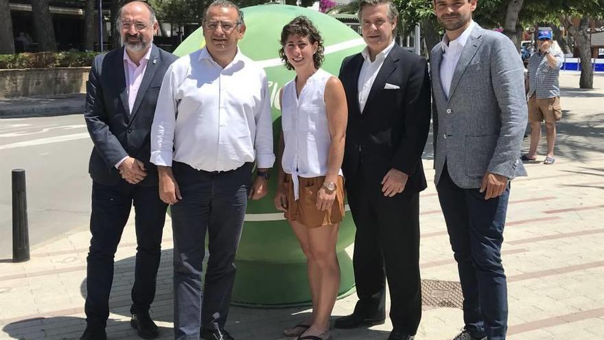 Carla Suárez entre los organizadores y patrocinadores del III Mallorca Open.