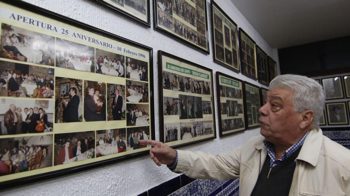 José Carmona, ante la colección de fotos que cuelga en la  peña.