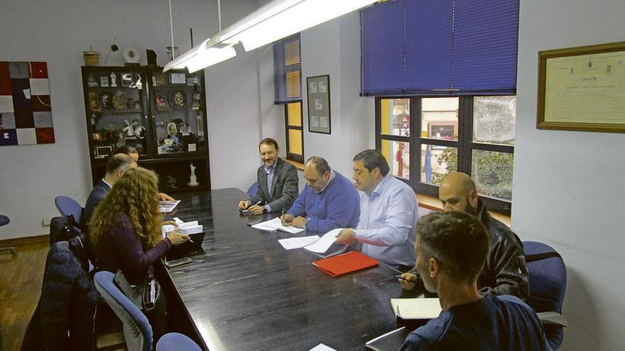 La reunión entre representantes de Hunosa y del Ayuntamiento celebrada ayer en Sotrondio.